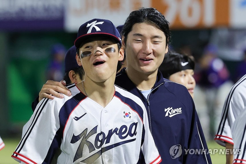 기분 좋은 투타 에이스(오카자키[일본]=연합뉴스) 서대연 기자 = 21일 일본 아이치현 오카자키 중앙종합공원야구장에서 열린 2026 아이치·나고야 아시안게임 야구 B조 조별리그 1차전 대한민국과 대만의 경기. 5-0으로 승리를 거둔 대한민국 대표팀 곽빈과 김도영이 밝은 표정으로 더그아웃으로 향하고 있다. 2026.9.21 dwise@yna.co.kr