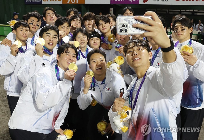 이순간 영원히(도요하시[일본]=연합뉴스) 김동민 기자 = 27일 일본 아이치현 도요하시 시민구장에서 열린 2026 아이치·나고야 아시안게임 야구 결승에서 금메달을 차지한 대한민국 대표선수들이 메달을 목에 걸고 셀카를 찍고 있다. 2026.9.27 image@yna.co.kr