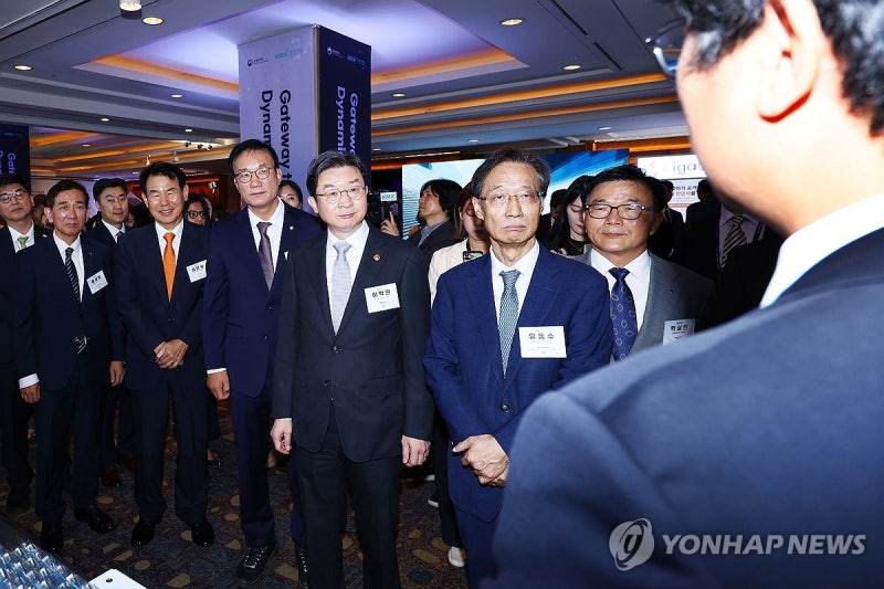 '<b>코리아 프리미엄 위크</b> 2026' 부스 둘러보는 내빈들
