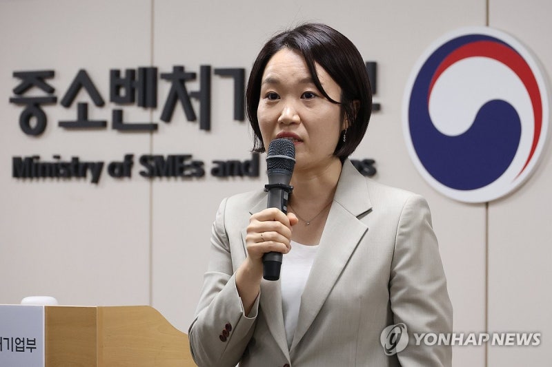 <b>이소영</b> 중기장관 "中企, AI 시대 주체 돼야…<b>규제</b> 걷어낼 것"