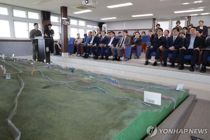 국회 국방위, 지뢰 추정 폭발 사고 현장 조사
(서울=연합뉴스) 더불어민주당과 개혁신당 소속 국회 국방위원들이 28일 지뢰 추정 폭발 사고에 대한 현장 조사를 위해 육군 25사단을 찾아 관계자의 설명을 듣고 있다. 