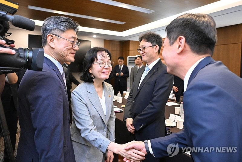 개보위원장, <b>통신3사</b> CEO 첫 <b>간담회</b>…"개인정보 보호, 최우선"
