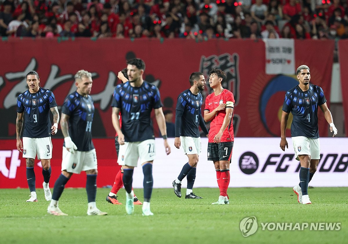 모레노호, <b>우루과이</b>에 전반 0-3 밀려…출범 첫 패배 위기