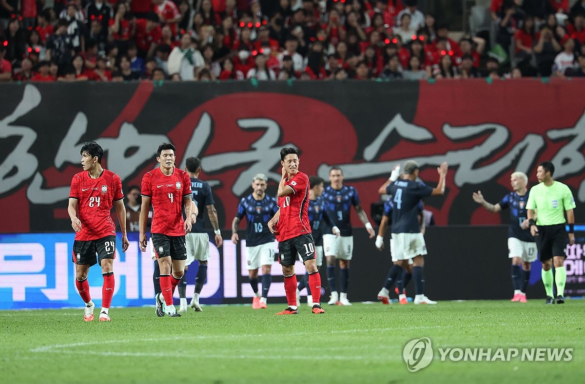 아쉬워하는 <b>한국</b> 선수들