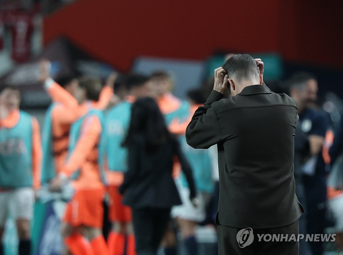 <b>우루과이전 대패</b> 모레노, 전반전 운영 실패 인정…"팬들께 사과"