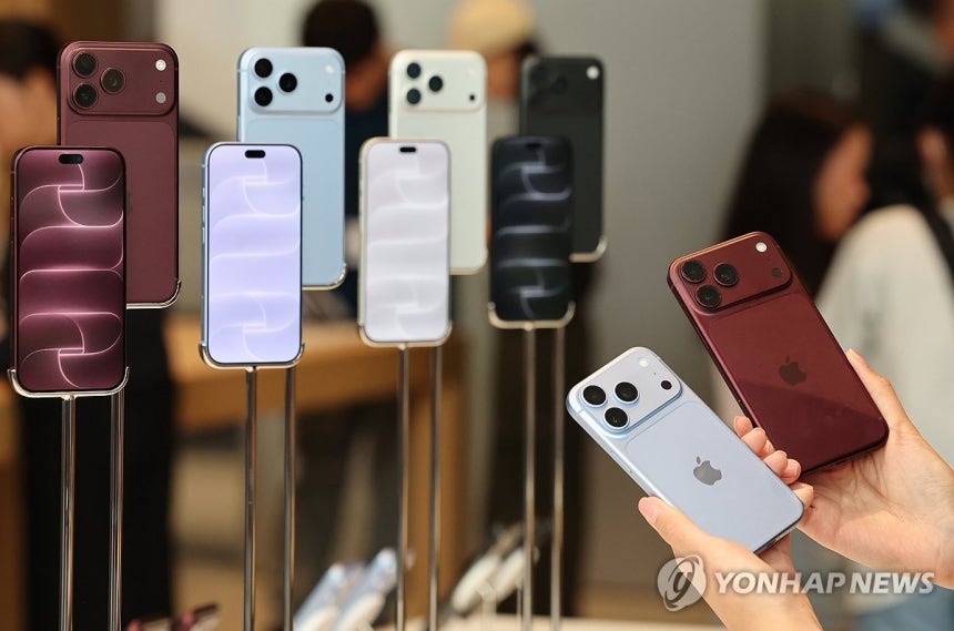 오늘 출시된 아이폰18 프로 (서울=연합뉴스) 이진욱 기자 = 애플의 최신 스마트폰 아이폰 18 프로·프로맥스가 국내에 공식 출시된 18일 서울 중구 애플 명동점에서 방문객이 제품을 살펴보고 있다.2026.9.18