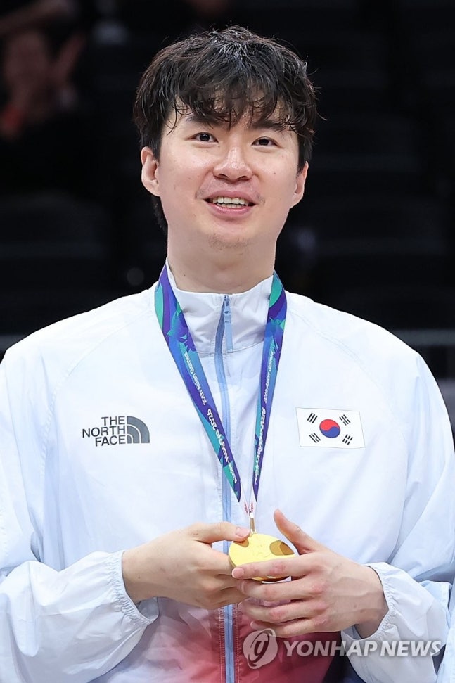 이현중의 금빛 미소(나고야=연합뉴스) 한종찬 기자 = 20일 일본 나고야 아이치 인터내셔널 아레나에서 열린 2026 아이치·나고야 아시안게임 남자 농구 금메달을 획득한 대한민국 이현중이 시상대에 올라 금메달을 걸고 미소짓고 있다. 2026.9.20 saba@yna.co.kr