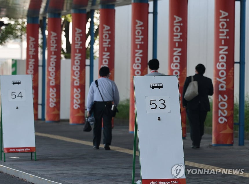 아시안게임 수송 문제는(?)(나고야=연합뉴스) 서명곤 기자 = 2026 아이치·나고야 아시안게임 조직위원회가 숙박·수송·생활 및 훈련 환경 등에서 불거진 각종 운영 문제에 관해 "대회에 지장을 줄 정도는 아니다"라는 입장을 밝혔다. 그러나 현장에서는 수송과 관련한 문제가 잇따르고 있다. 사진은 24일 일본 아이치·나고야 아시안게임 메인미디어센터 앞 셔틀버스 정류장 모습. 2026.9.24 seephoto@yna.co.kr