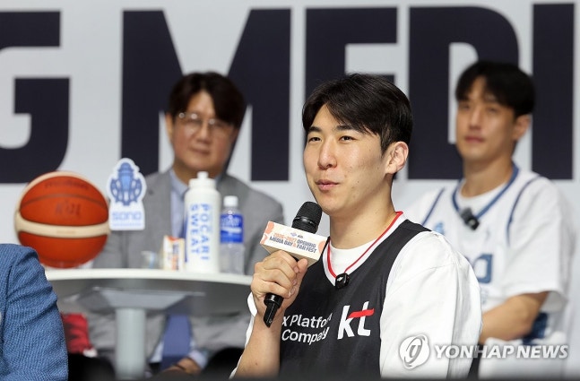 답변하는 수원 KT 문정현(서울=연합뉴스) 박동주 기자 = 29일 서울 용산구 블루스퀘어 우리WON뱅킹홀에서 열린 2026-2027 KCC 프로농구 개막 미디어데이. 수원 KT 문정현이 답변하고 있다. 2026.9.29 pdj6635@yna.co.kr