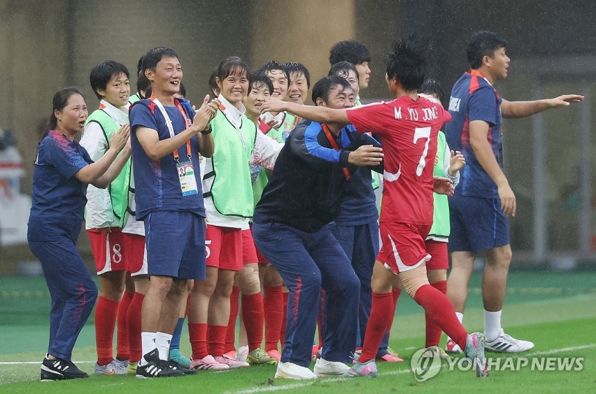 감독 품에 안긴 명유정(후쿠로이[일본]=연합뉴스) 이동해 기자 = 29일 일본 시즈오카현 후쿠로이의 시즈오카 스타디움 에코파에서 열린 2026 아이치·나고야 아시안게임 여자 축구 준결승 북한과 중국의 경기. 북한 명유정이 골을 성공시키고 박성진 감독과 포옹하고 있다. 2026.9.29 eastsea@yna.co.kr