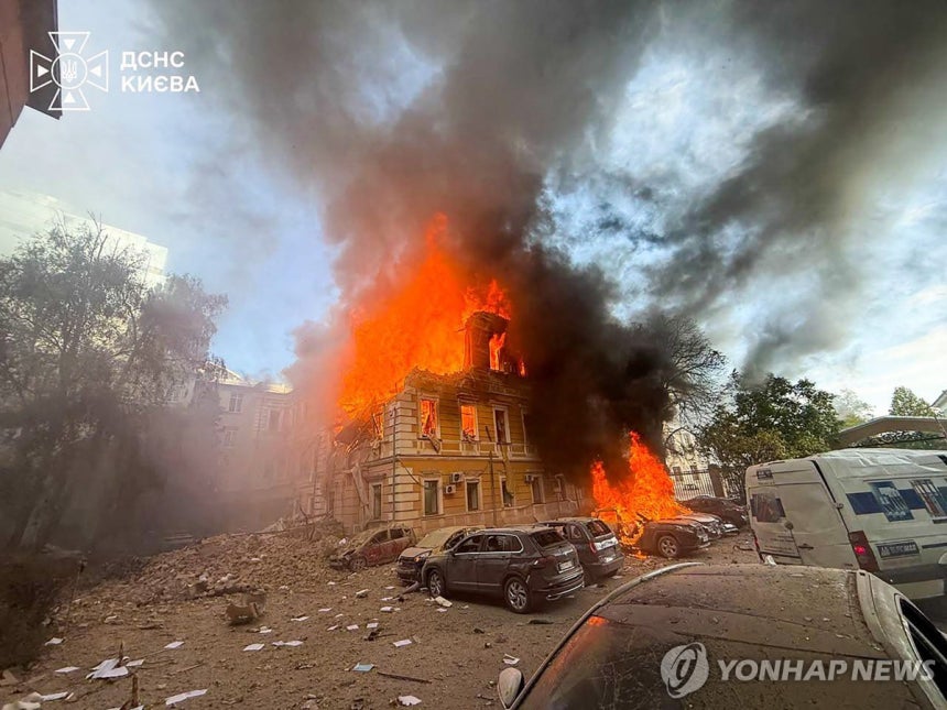러 드론 공격받은 키이우 시내 중심부 국립과학아카데미 건물 [AFP=연합뉴스.재배포 및 DB 금지]