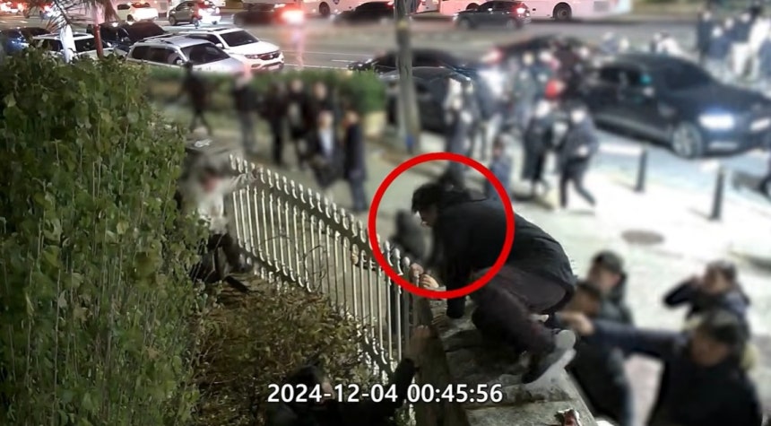 계엄 당시 국회 담장 넘는 김민석 대표
[더불어민주당 김민석 대표 유튜브 캡처. 재배포 및 DB 금지]