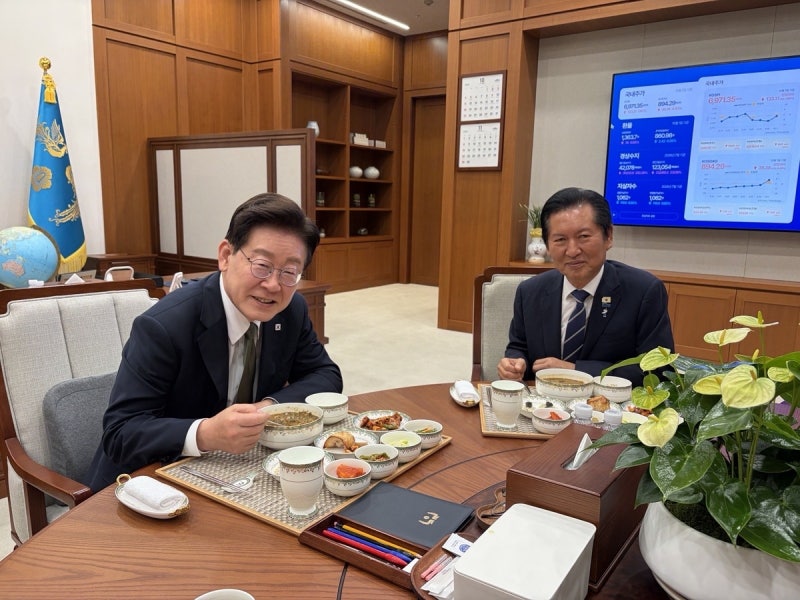 李대통령, 정청래와 <b>만찬</b>…靑 "당내 사안 진솔 대화·공감대"
