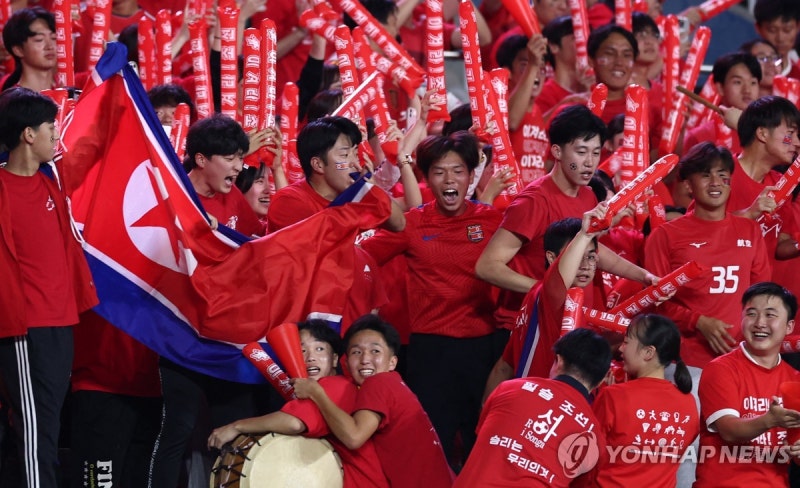 [<b>아시안게임</b>] 北<b>여자축구</b> 결승전 응원에 南응원단도 가세…"힘이 납니다...