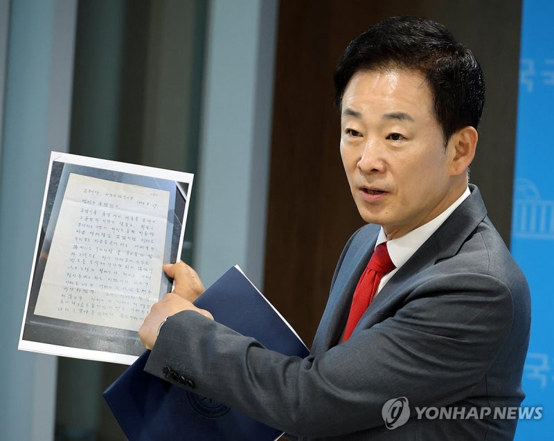 "내가 맞았더라면"…朴, '암살자(들)'논란에 당시 부친<b>편지 공개</b>
