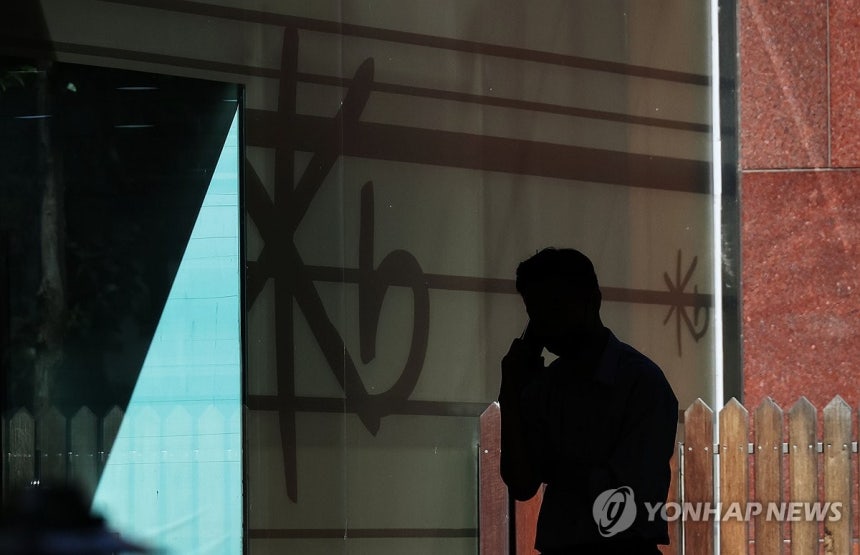 KB국민은행도 고객정보 유출 (서울=연합뉴스) 김인철 기자 = 신한은행에 이어 KB국민은행에서도 해킹으로 고객 정보가 유출되는 사고가 발생한 2일 서울 시내의 한 KB국민은행 모습.이날 금융당국과 금융권 등