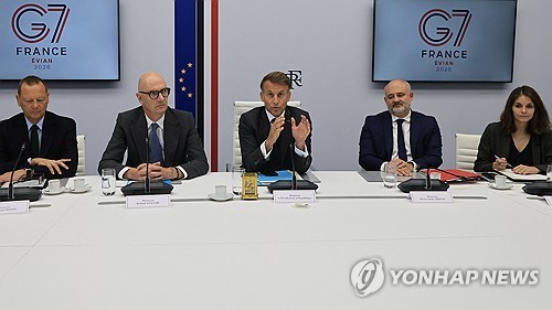 2일 G7 화상회의 후 결과를 설명하는 마크롱 프랑스 대통령(가운데).[로이터=연합뉴스.재판매 및 DB 금지] 