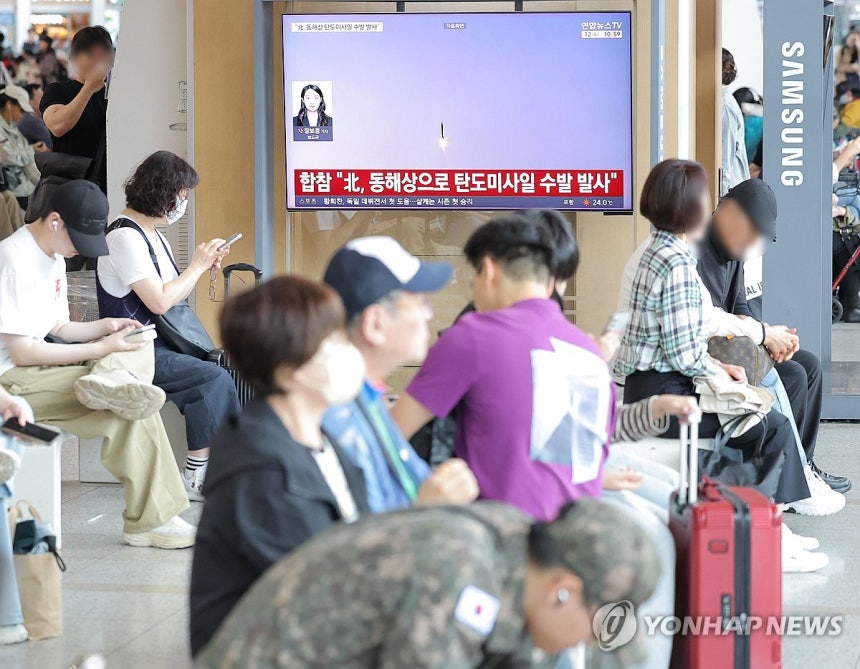 북한 23일 만에 탄도미사일 발사
(서울=연합뉴스) 류영석 기자 = 한미일 3국의 정례 군사훈련 '프리덤 에지' 종료 다음날인 12일 서울역에서 이날 북한의 단거리탄도미사일 발사 관련 뉴스 보도가 송출되고 있다.
 