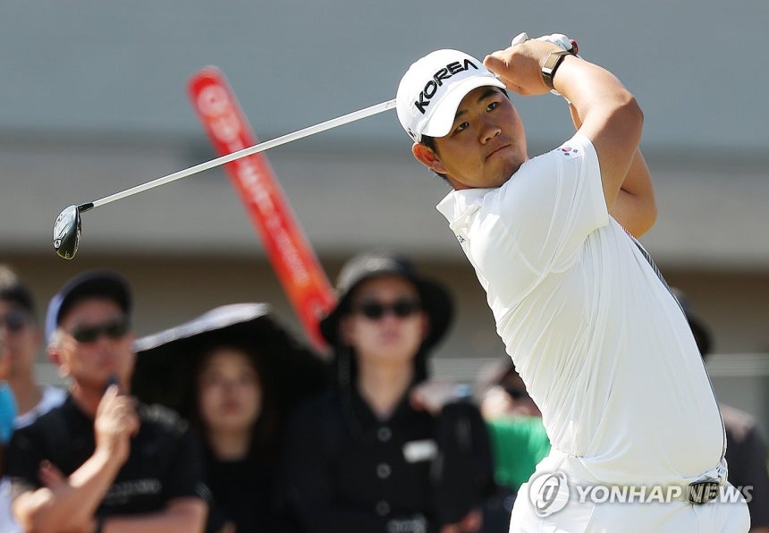 티샷하는 김주형(가스가이[일본]=연합뉴스) 김성민 기자 = 3일 일본 아이치현 가스가이 컨트리클럽 동코스에서 열린 2026 아이치·나고야 아시안게임 남자 골프 4라운드. 한국 김주형이 10번홀에서 티샷하고 있다. 2026.10.3 ksm7976@yna.co.kr
