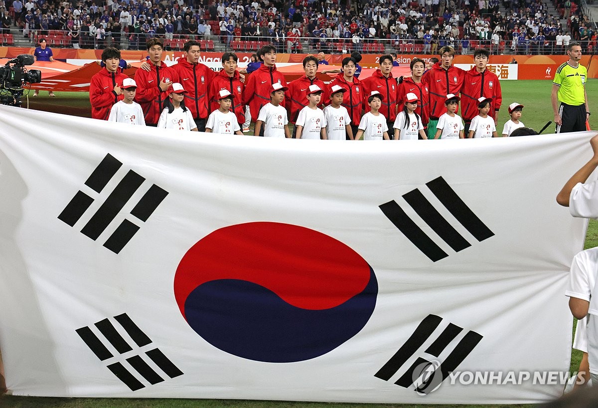 결승전 <b>애국가</b> 부르는 축구 대표팀