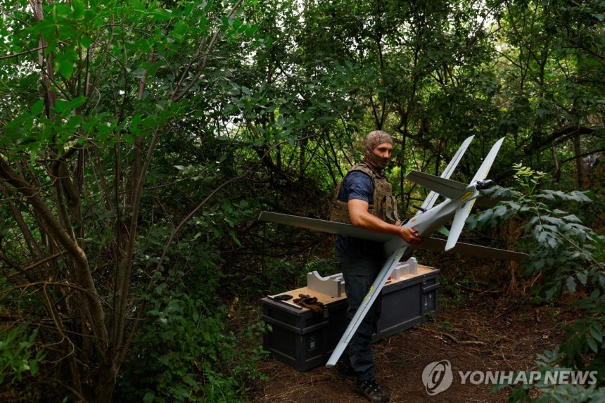 무인 드론 운반하는 우크라이나 병사 [로이터=연합뉴스.재판매 및 DB 금지]
