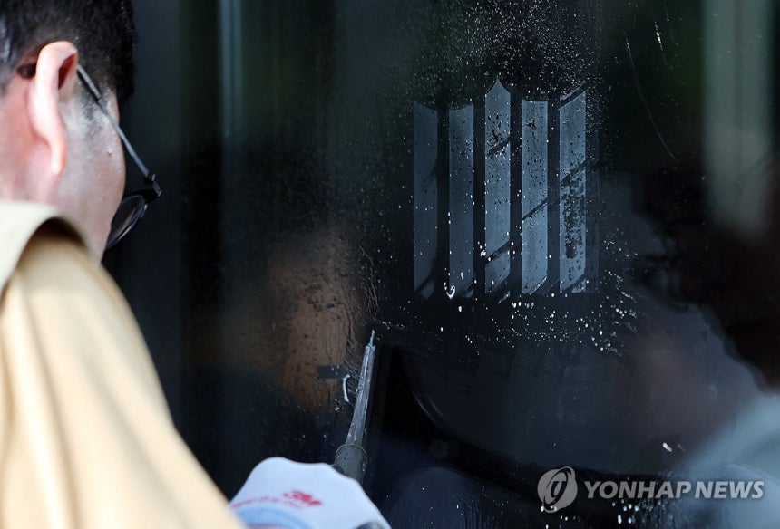 지워지는 '검찰'
(서울=연합뉴스) 이진욱 기자 = 공소청 출범을 나흘 앞둔 28일 서울 서초구 서초동 대검찰청에서 관계자가 검찰 관련 안내판을 제거하고 있다. 2026.9.28 cityboy@yna.co.kr