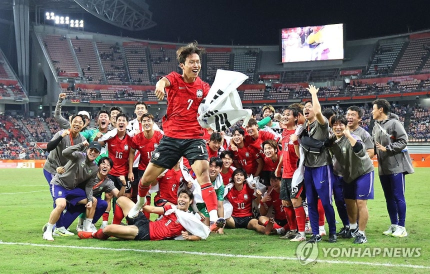 엄지성 맹활약 속 한국 축구 금메달(도요타[일본]=연합뉴스) 임화영 기자 = 3일 일본 아이치현 도요타 스타디움에서 열린 2026 아이치·나고야 아시안게임 남자 축구 대한민국과 일본의 결승. 승리 후 금메달을 획득한 한국 선수들이 기념촬영을 하던 중 대회 득점왕과 도움왕을 차지한 엄지성이 기뻐하고 있다. 2026.10.3 hwayoung7@yna.co.kr