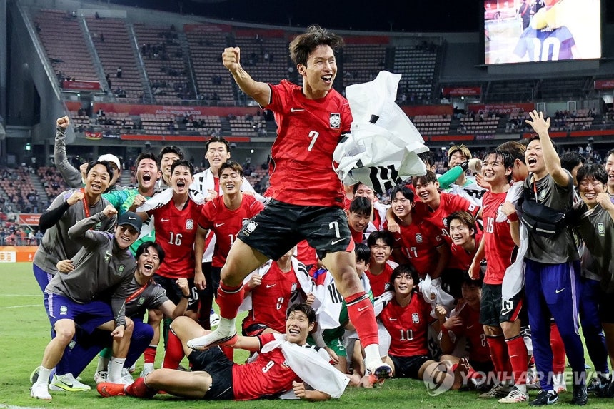 엄지성 맹활약 속 한국 축구 금메달
(도요타[일본]=연합뉴스) 임화영 기자 = 3일 일본 아이치현 도요타 스타디움에서 열린 2026 아이치·나고야 아시안게임 남자 축구 대한민국과 일본의 결승.
    승리 후 금메달