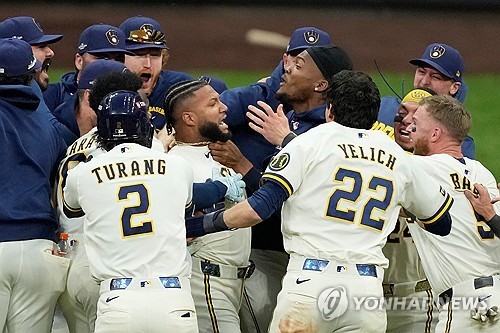 추리오, 역전 끝내기…<b>밀워키</b>, 샌디에이고 꺾고 NLDS 2연승