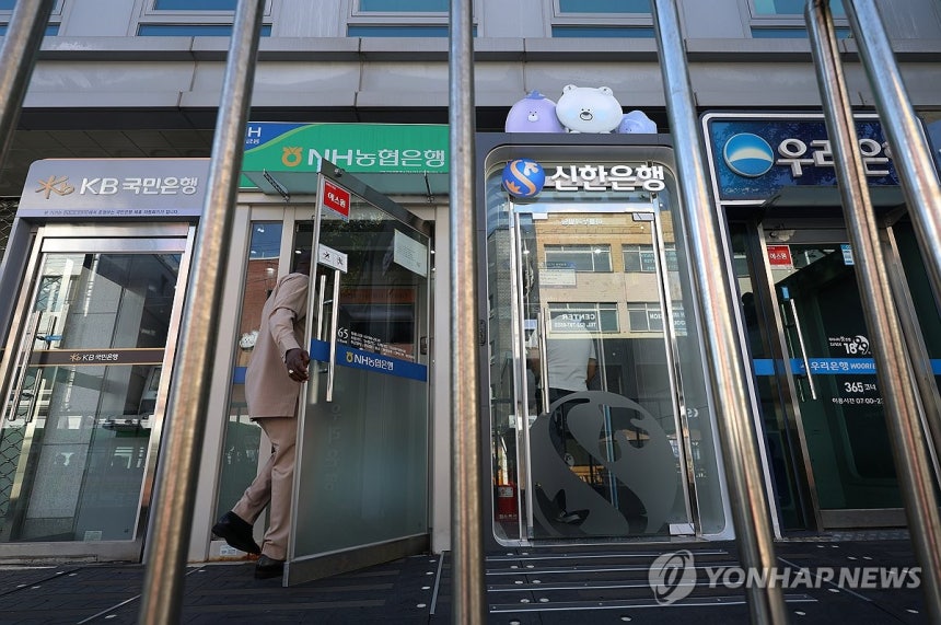 은행권 전방위 해킹 피해
(서울=연합뉴스) 이지은 기자 = 신한은행에 이어 KB국민은행, 하나은행 등 국내 주요 시중은행에서 전방위적인 인공지능(AI) 해킹 공격으로 고객정보가 유출되는 사고가 발생하면서 금융권 보안