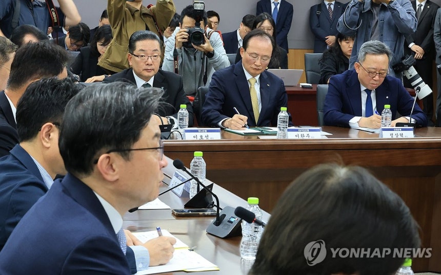 입장하는 이억원 금융위원장
(서울=연합뉴스) 최재구 기자 = 4일 정부서울청사에서 열린 최근 침해위협 대응 전금융권 긴급 점검회의에서 정상혁 신한은행장(오른쪽부터), 이환주 KB국민은행장, 이호성 하나은행장이 이억원