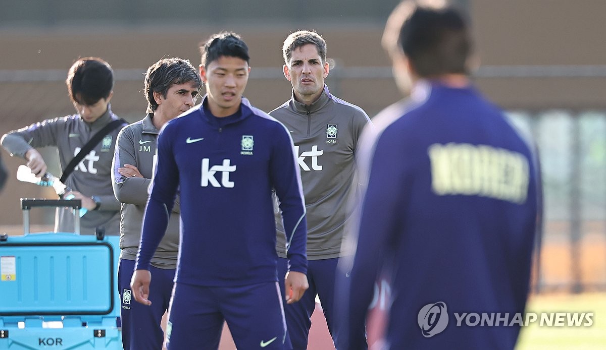 훈련 지켜보는 모레노 감독