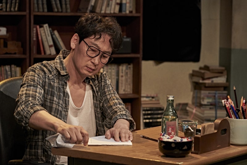 [김수미의 K-씨어터] 역사 속 '보통 사람' 얼굴 새겨온 <b>김동현</b>