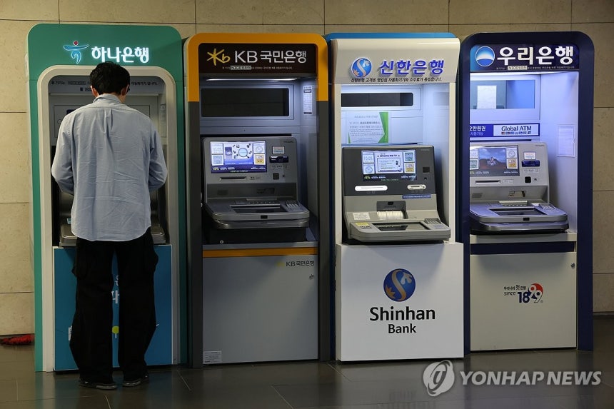 은행권 전방위 해킹 사건
(서울=연합뉴스) 박동주 기자 = 최근 금융권 해킹 사고가 발생한 가운데 5일 서울 시내 한 건물 내에 설치된 은행 ATM기. 2026.10.5 pdj6635@yna.co.kr