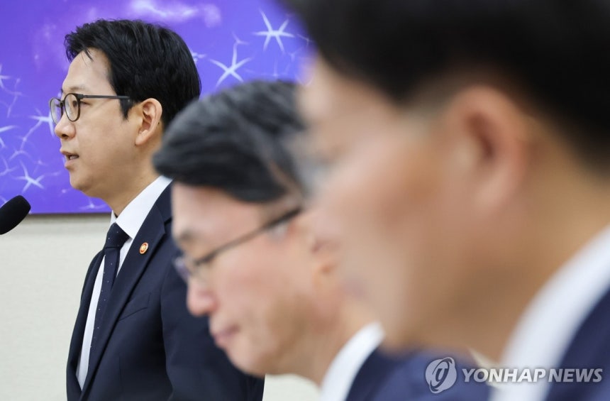 업무보고 하는 배경훈 부총리
(서울=연합뉴스) 이동해 기자 = 배경훈 부총리 겸 과학기술정보통신부 장관이 6일 국회에서 열린 과학기술정보방송통신위원회 국정감사에 참석, 업무보고를 하고 있다. 2026.10.6 eas