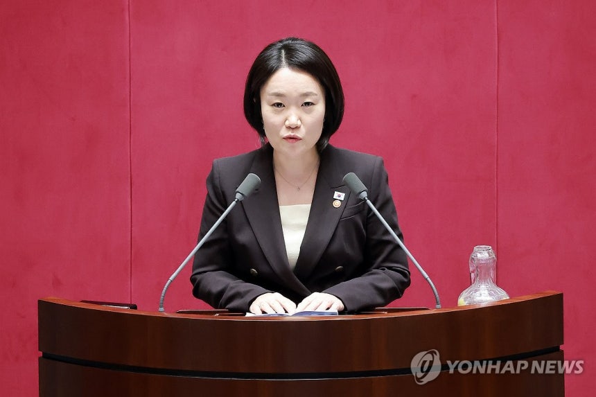 국회 본회의서 인사말하는 이소영 중소벤처기업부 장관
(서울=연합뉴스) 신현우 기자 = 이소영 중소벤처기업부 장관이 1일 국회에서 열린 정기국회 제10차 본회의에서 인사말하고 있다. 2026.10.1 nowwego@y