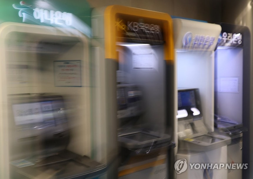 은행권 덮친 해킹 사고
(서울=연합뉴스) 박동주 기자 = 최근 금융권 해킹 사고가 발생한 가운데 5일 서울 시내 한 건물 내에 설치된 은행 ATM기. 2026.10.5 pdj6635@yna.co.kr