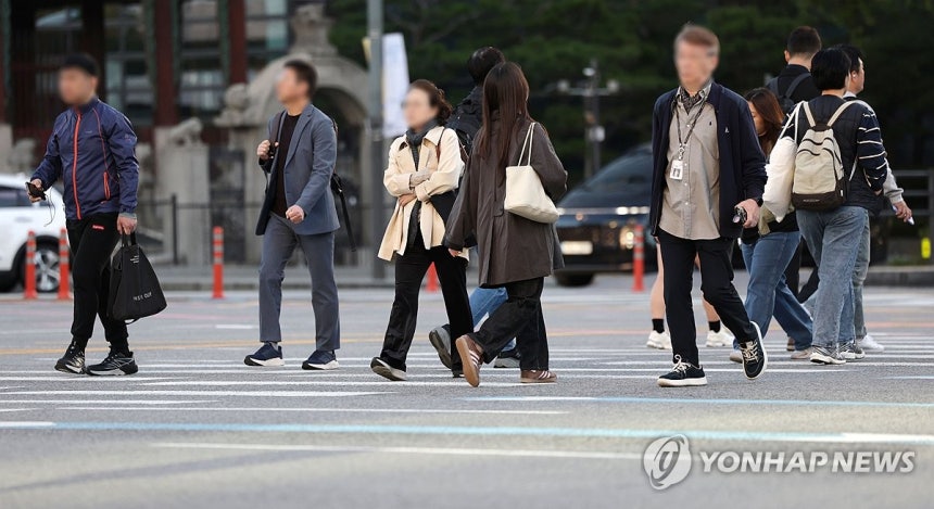 가을 아침 추위 (서울=연합뉴스) 류영석 기자 = 전국적으로 쌀쌀한 아침 날씨를 보이는 지난 6일 서울 종로구 광화문광장에서 시민들이 발걸음을 재촉하고 있다.2026.10.6 