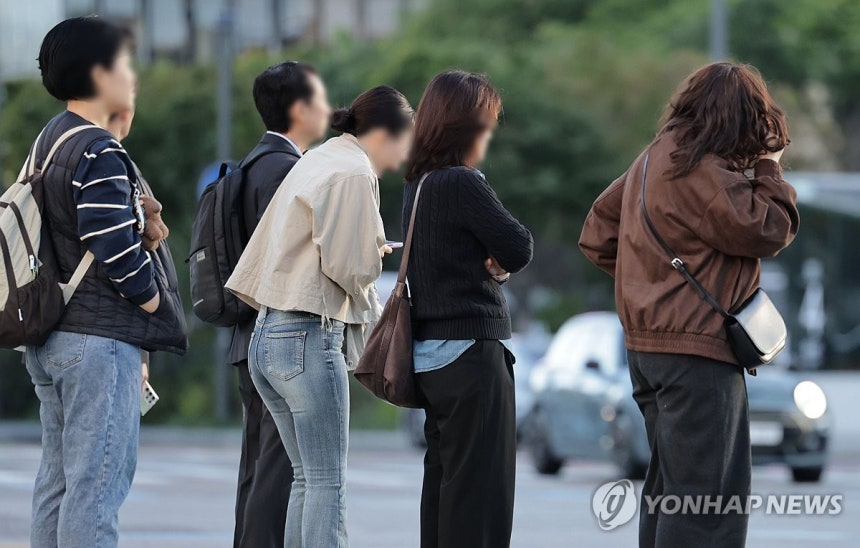 가을 아침 추위 (서울=연합뉴스) 류영석 기자 = 전국적으로 쌀쌀한 아침 날씨를 보이는 지난 6일 서울 종로구 광화문광장에서 시민들이 발걸음을 재촉하고 있다.2026.10.6 