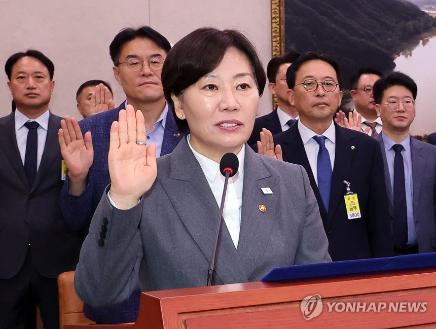 국감 선서하는 송미령 농식품부 장관
(서울=연합뉴스) 배재만 기자 = 송미령 농림축산식품부 장관을 비롯한 농식품 유관단체장 등이 7일 국회에서 열린 농림축산식품해양수산위원회 국정감사에서 선서하고 있다. 2026.10