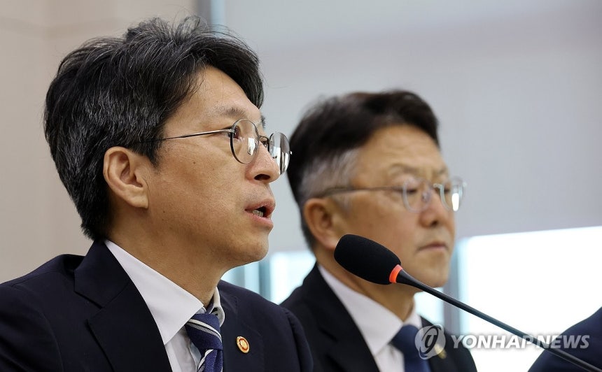 국정감사 질의 답하는 홍지선 장관
(서울=연합뉴스) 이동해 기자 = 홍지선 국토교통부 장관이 7일 국회 국토교통위원회에서 열린 국토교통부 등에 대한 국정감사에서 의원 질의에 답하고 있다. 2026.10.7 easts