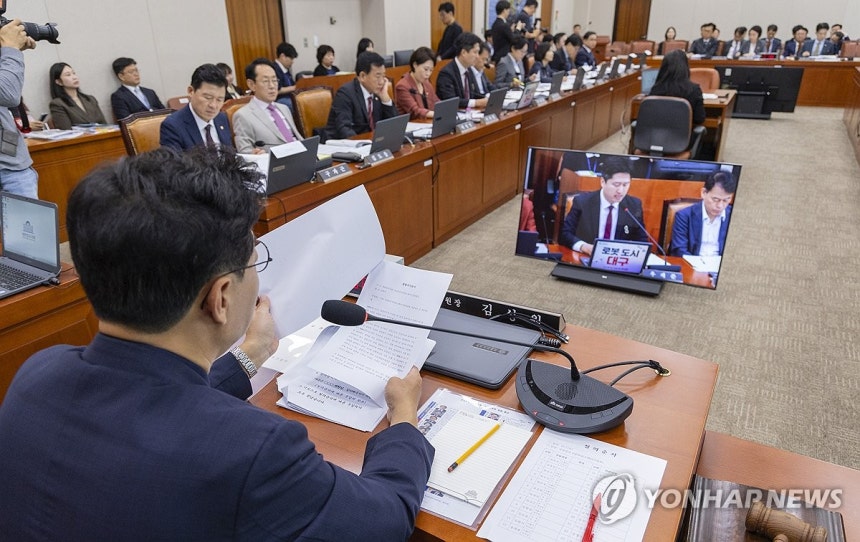 김병주 MBK파트너스 회장 불출석 사유서 살펴보는 김성원 위원장 (서울=연합뉴스) 황광모 기자 = 김성원 국회 산업통상자원중소벤처기업위원회 위원장이 7일 국회에서 열린 국정감사 도중 소상공인 대금 납부 지연과 관련해