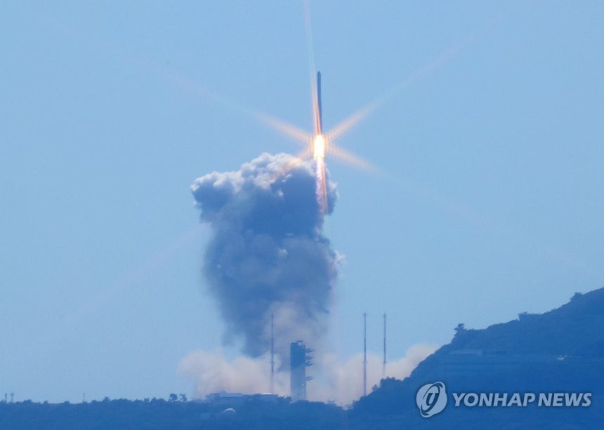 누리호 5차 발사, 도약의 빛
(여수=연합뉴스) 김도훈 기자 = 한국형 발사체 누리호가 7일 오후 전남광주 고흥군 나로우주센터에서 발사되고 있다. 2026.10.7 [크로스 필터 사용]
 superdoo82@yna.