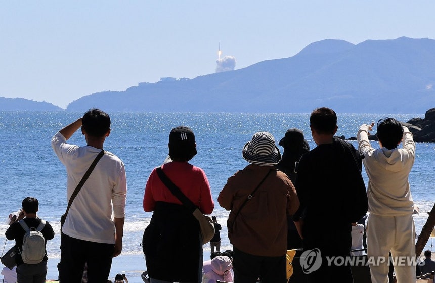 누리호 5차 발사
(고흥=연합뉴스) 조남수 기자 = 7일 전남광주통합특별시 고흥군 영남면 남열해수욕장에서 시민들이 나로우주센터에서 발사돼 하늘로 솟아오르는 누리호를 바라보고 있다. 2026.10.7 iso64@yna