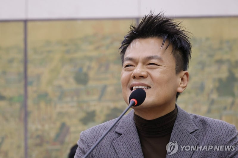 국감 출석 JYP "<b>패노메논</b>, 특혜 아닌 4개社 희생…대통령 위한 일 아냐"...