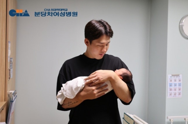 지난 8월 득녀한 최원준[분당차여성병원 제공. 재배포 및 DB 금지]