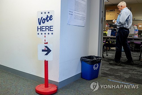지난 7일(현지시간) 사전투표가 진행중인 버지니아주 알렉산드리아의 한 투표소 [로이터=연합뉴스 자료사진.재판매 및 DB 금지]
