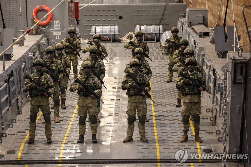 지난 9월 24일 공개 훈련 중인 튀르키예 해군 소속 보병 [AFP 연합뉴스 자료사진.재판매 및 DB 금지]