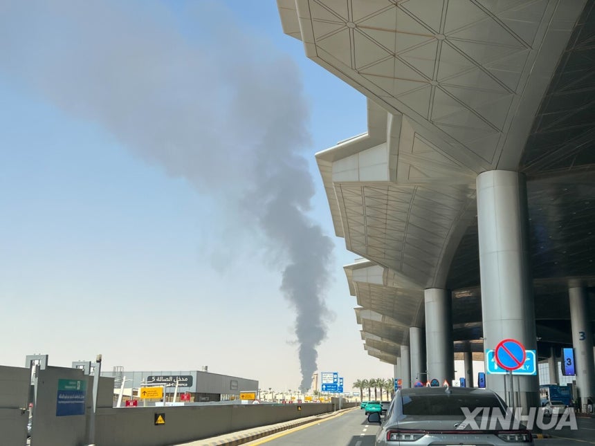 사우디 킹칼리드 국제공항 인근에서 피어오르는 연기 (신화=연합뉴스) 지난달 19일(현지시간) 사우디 수도 리야드의 킹칼리드 국제공항 인근에서 연기가 피어오르고 있다.2026.9.19 [재판매 및 DB 금지]