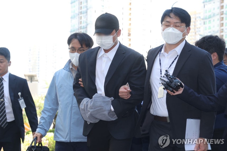 영화감독 상해치사 피의자 구속 기로 (남양주=연합뉴스) 임병식 기자 = 4일 오전 경기도 남양주시 의정부지방법원 남양주지원에서 김창민 영화감독 상해치사 사건 피의자(가운데)가 구속 전 피의자 심문(영장실질심사)을 위